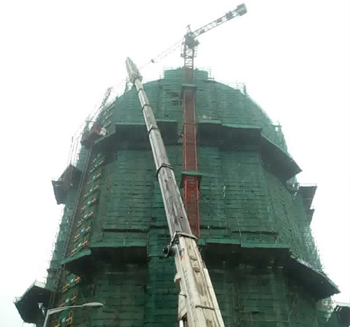 山西吊车在工地上作业